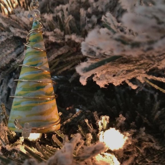 Hand Crafted Single Yellow Christmas Tree Ornament With Beads & Gold Tone Wire - Picture 6 of 16